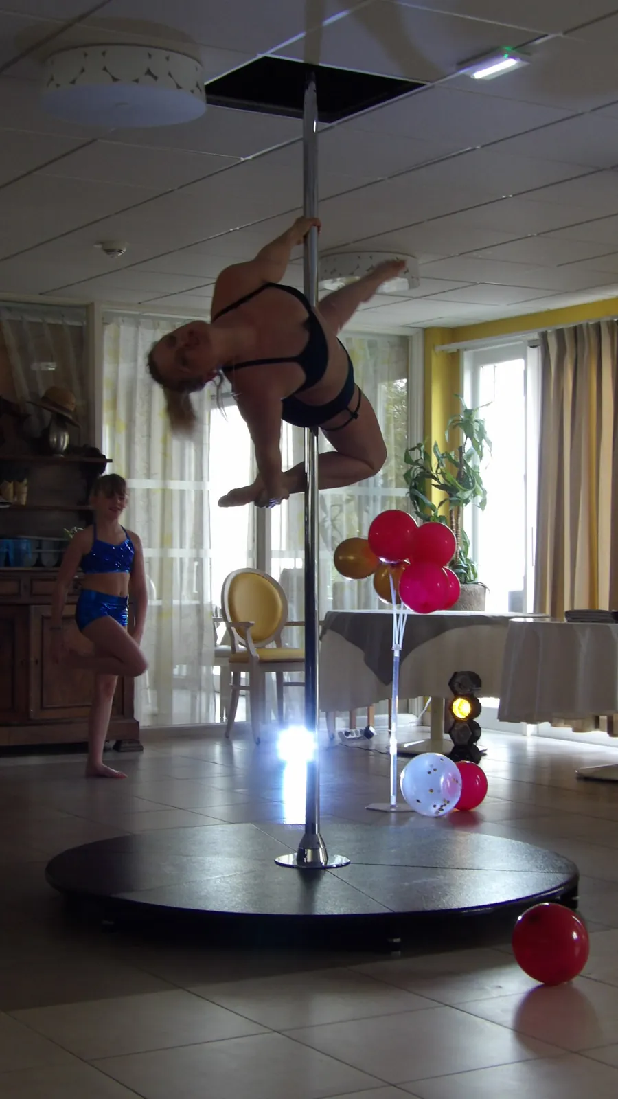 Un show de pole dance aux Jardins du Marais 