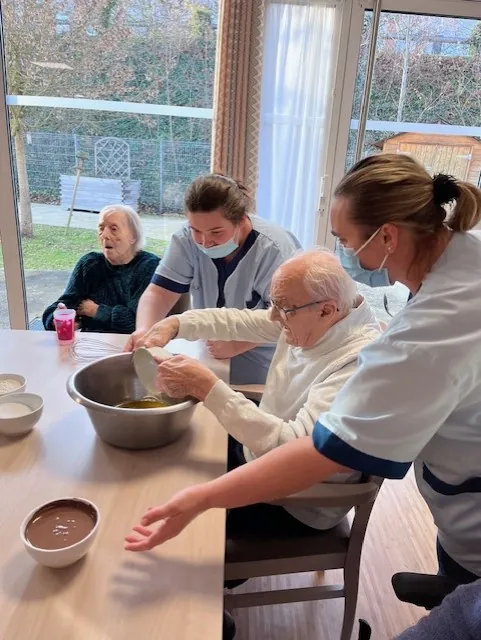 Atelier pâtisserie à l'EHPAD des Tourterelles à Esbly