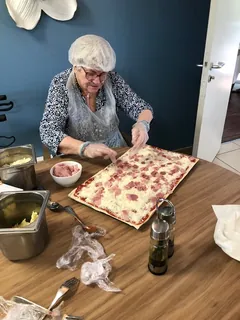 Les résidents aux fourneaux pour l’apéritif des familles