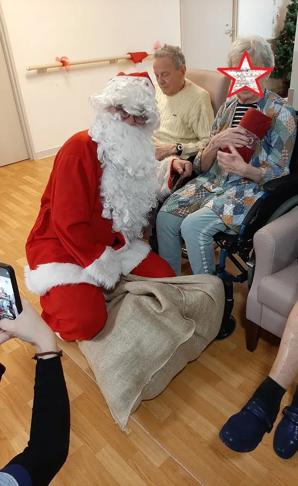 Le Père Noël en visite à la résidence les Vallières de Cagnes-sur-Mer 