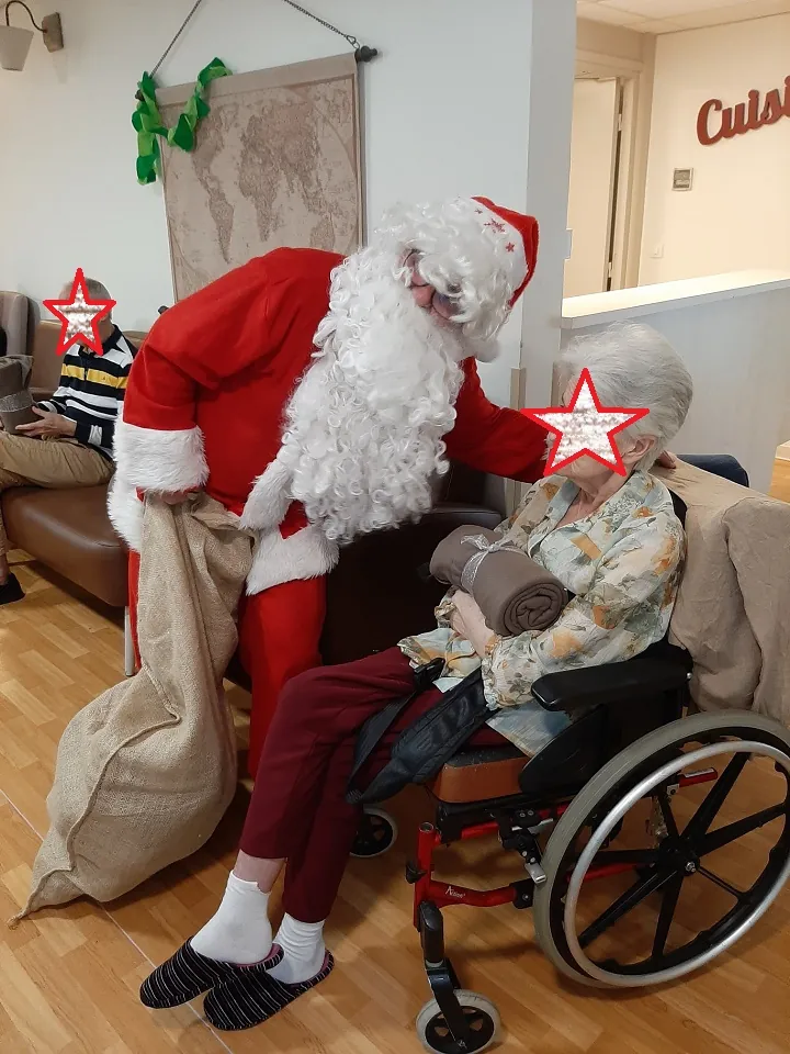 Le Père Noël en visite à la résidence les Vallières de Cagnes-sur-Mer 