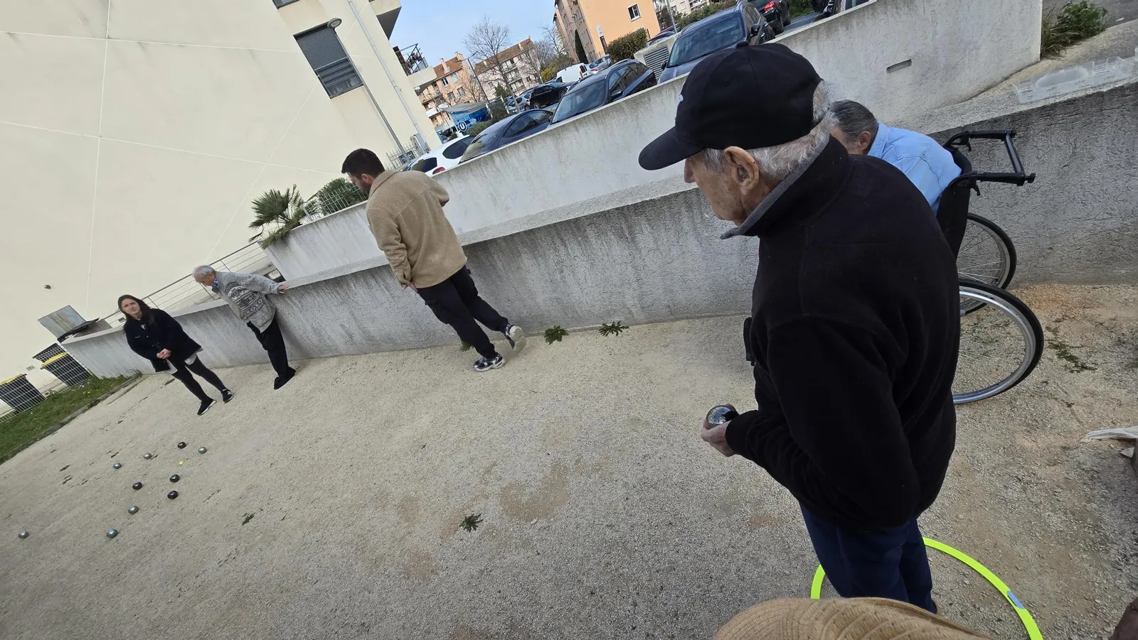 Une partie de pétanque ; ca fait plaisir .