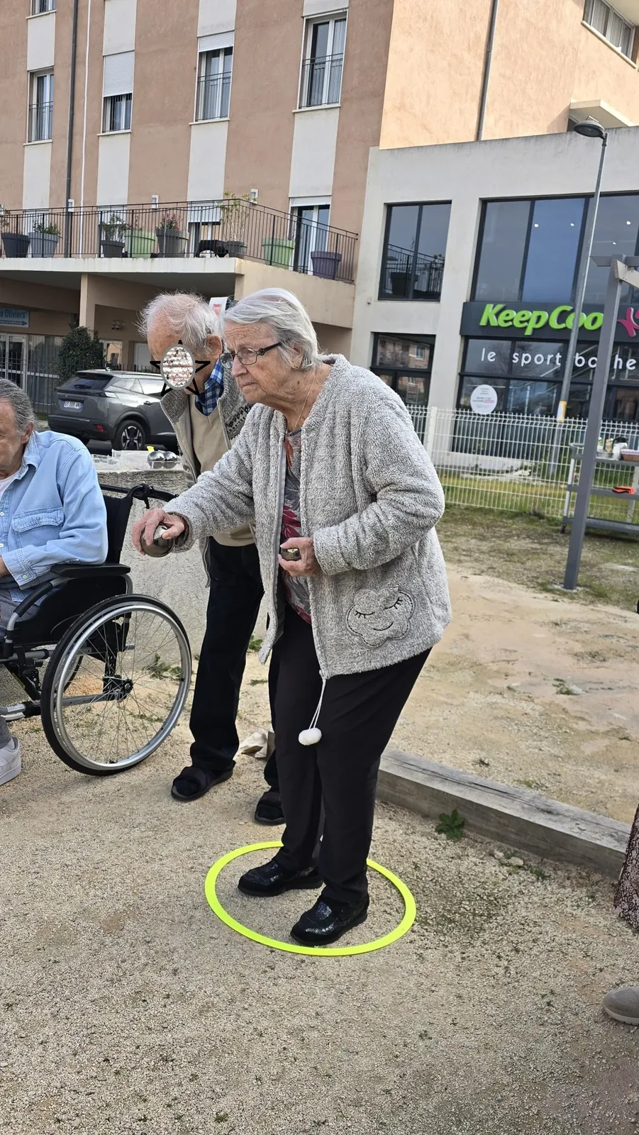 Une partie de pétanque ; ca fait plaisir .