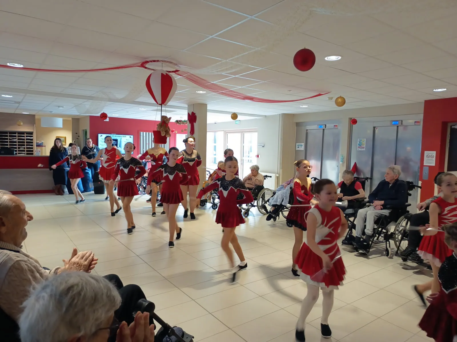 Les Majorettes de Bayeux en Visite : Un Moment Magique pour les Résidents