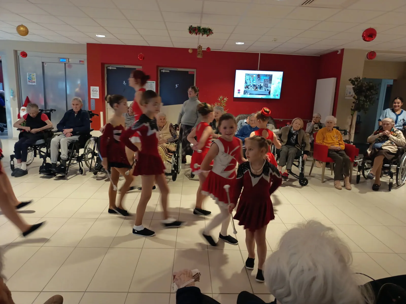 Les Majorettes de Bayeux en Visite : Un Moment Magique pour les Résidents