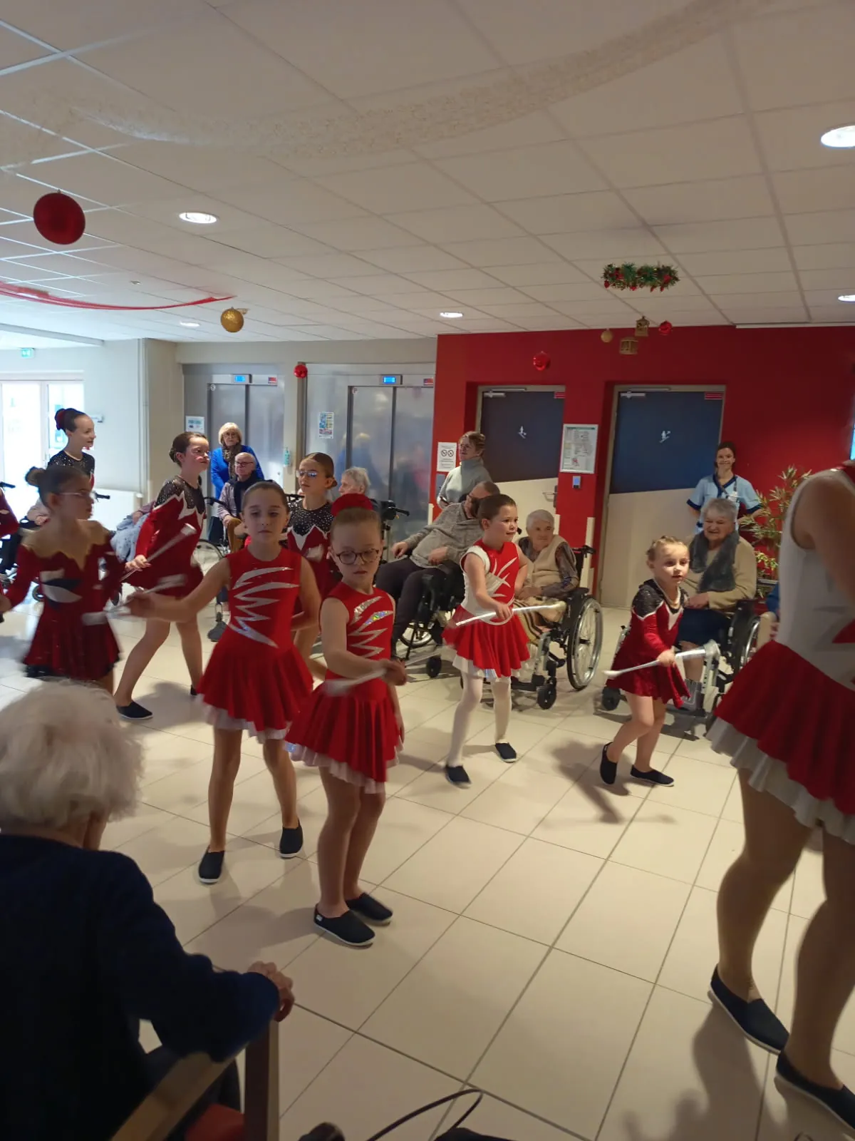 Les Majorettes de Bayeux en Visite : Un Moment Magique pour les Résidents