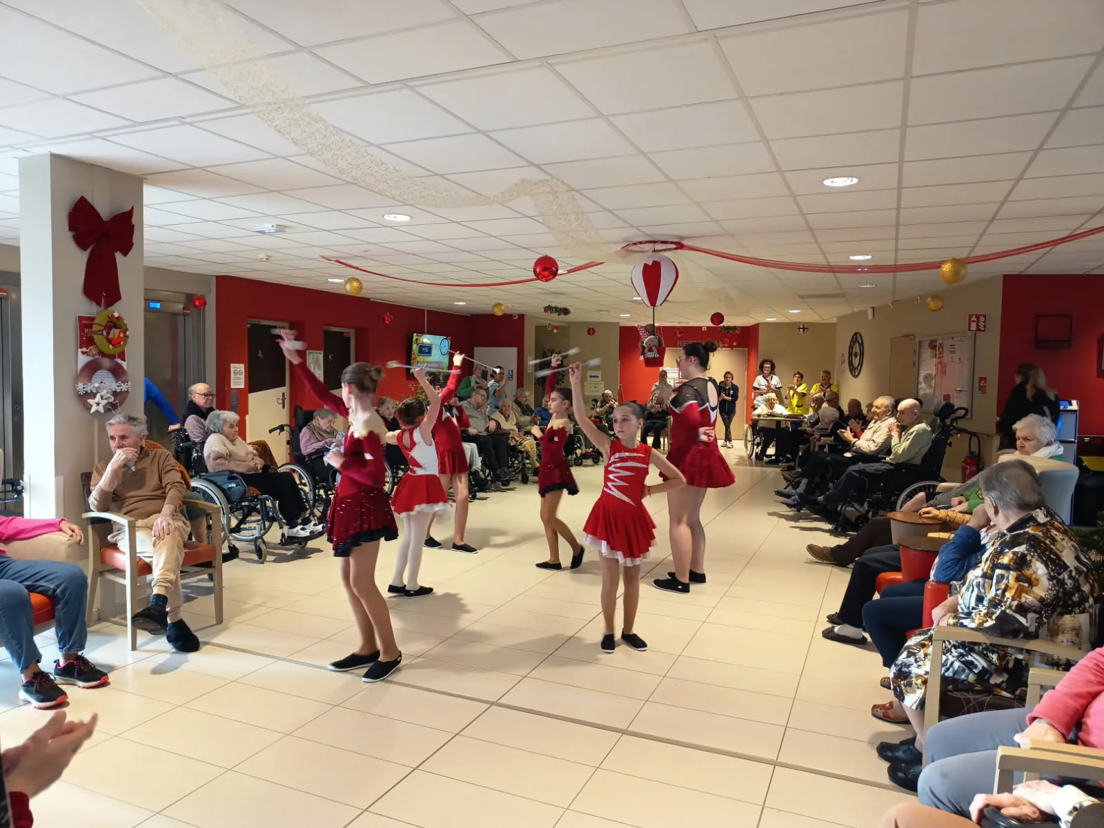 Les Majorettes de Bayeux en Visite : Un Moment Magique pour les Résidents