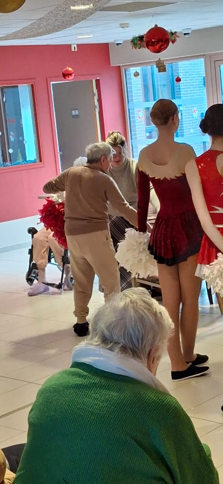 Les Majorettes de Bayeux en Visite : Un Moment Magique pour les Résidents