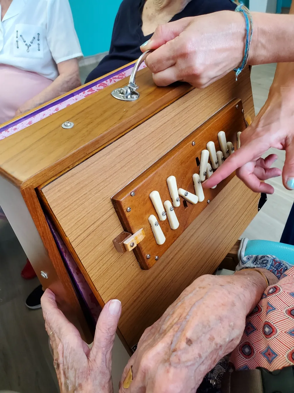 "Broderie, chant, 2 pas de danse" 