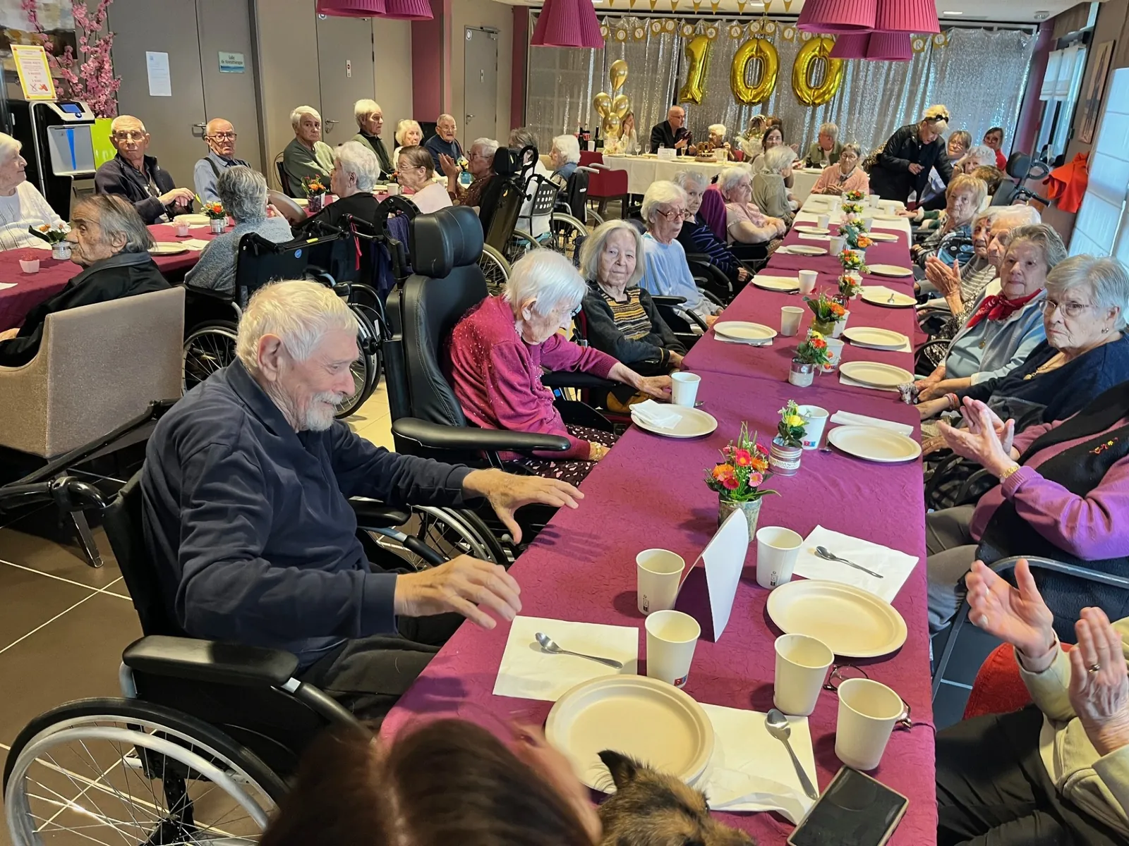 Fête des 100 ans d'une résidente aux Temps Bleus