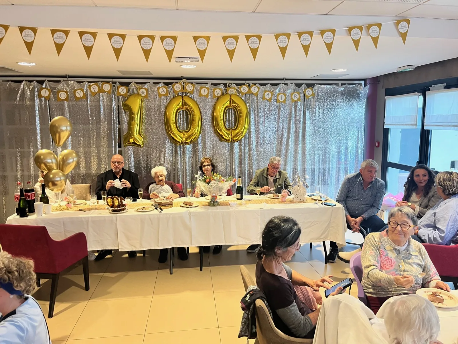 Fête des 100 ans d'une résidente aux Temps Bleus