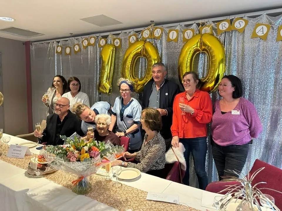 Fête des 100 ans d'une résidente aux Temps Bleus