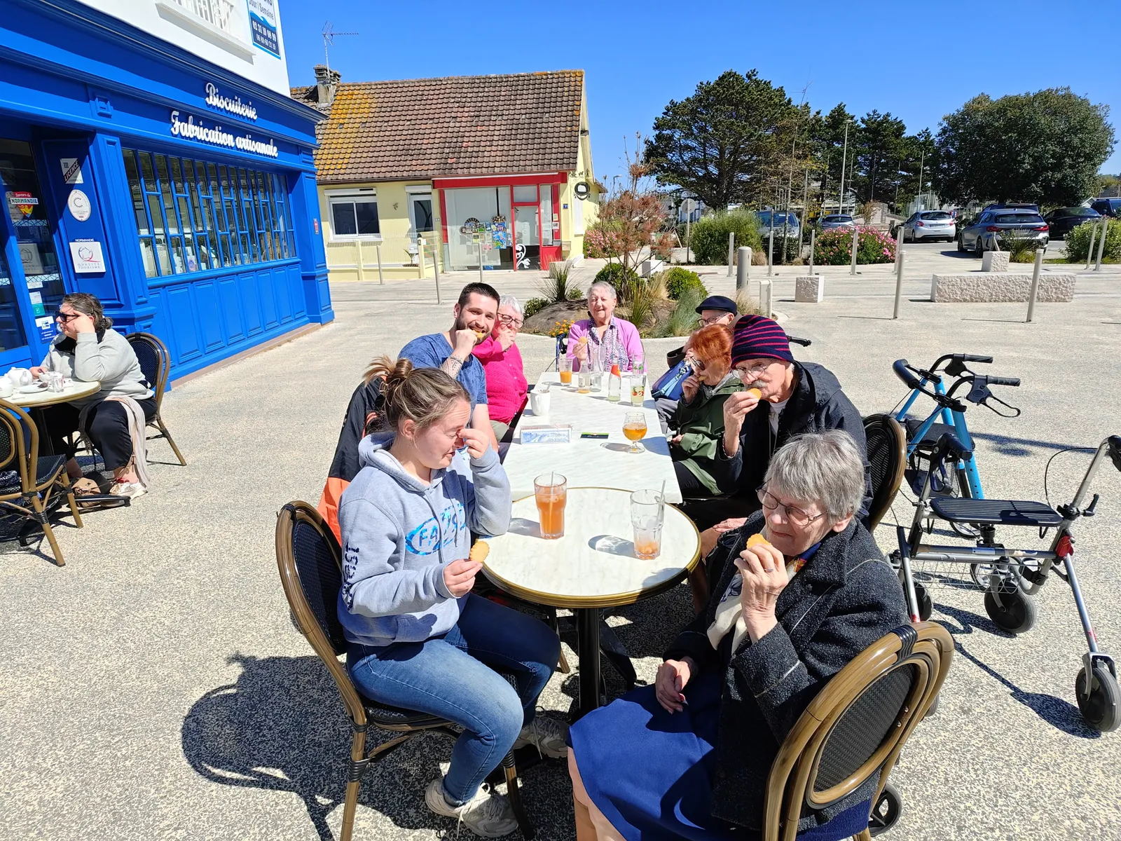 Sortie à Asnelles : un bol d’air vivifiant entre terrasse et plage