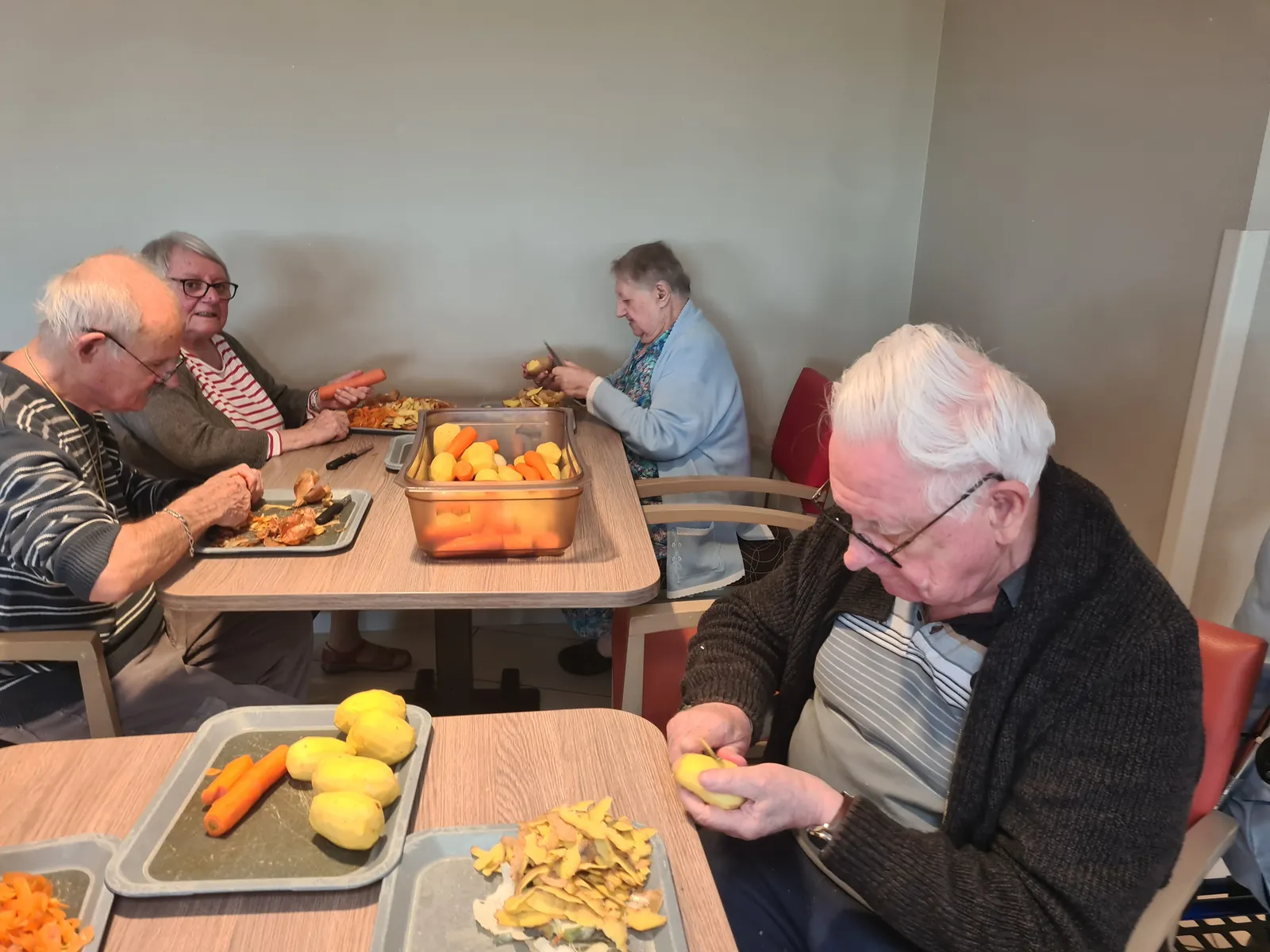 Atelier cuisine : des frites maison préparées avec les résidents