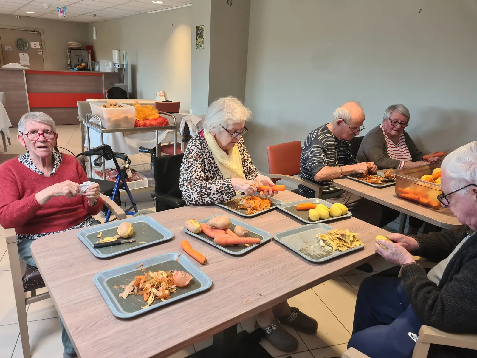 Atelier cuisine : des frites maison préparées avec les résidents