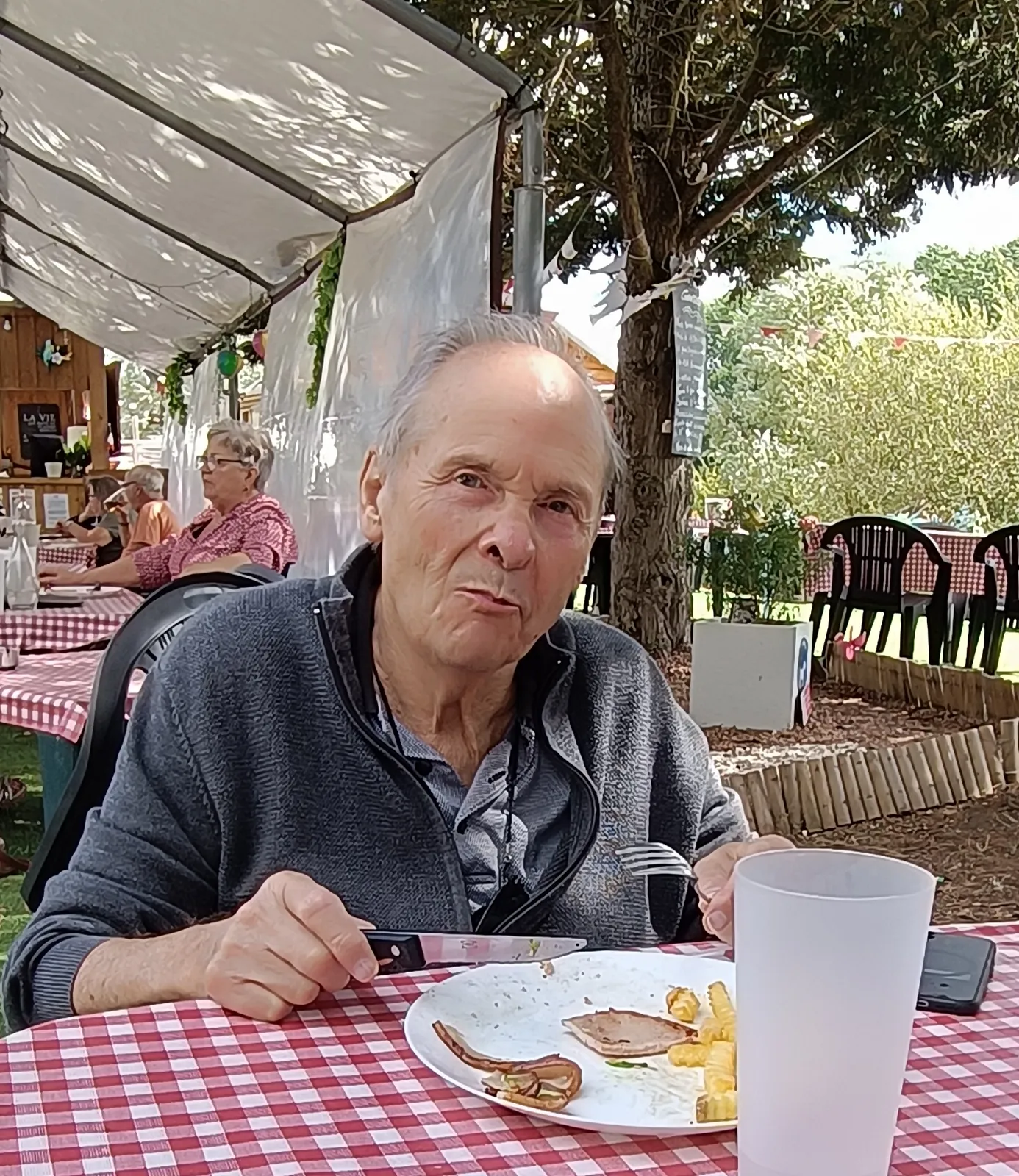 Une belle escapade à la guinguette d'Oulins pour nos résidents !