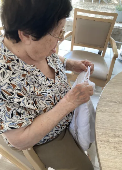 Le pliage de serviettes : une activité simple aux grands bénéfices en Unité Protégée