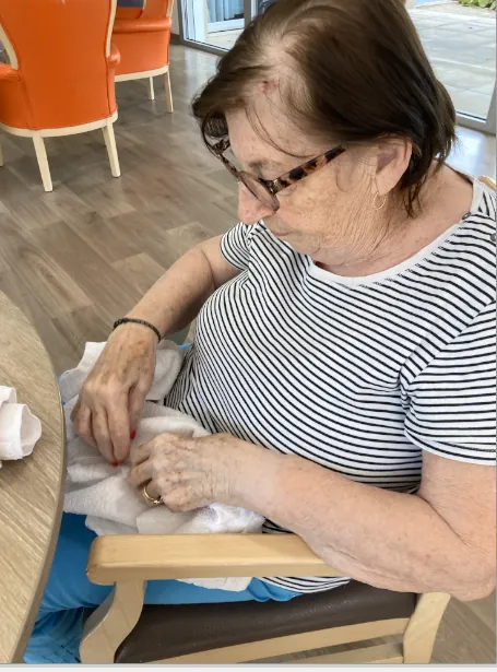 Le pliage de serviettes : une activité simple aux grands bénéfices en Unité Protégée