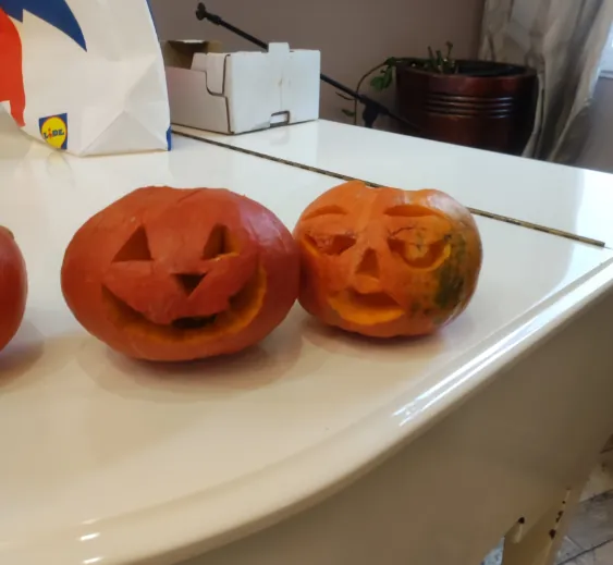 Atelier de Curetage de Citrouille : Une Activité Créative et Ludique