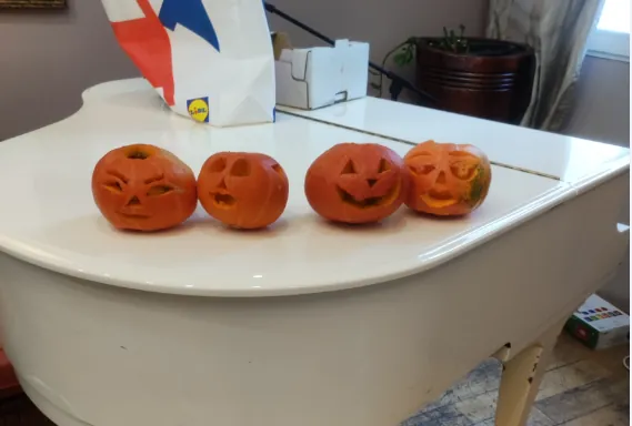 Atelier de Curetage de Citrouille : Une Activité Créative et Ludique