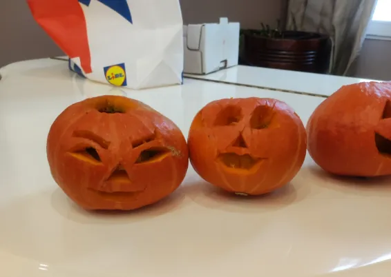 Atelier de Curetage de Citrouille : Une Activité Créative et Ludique