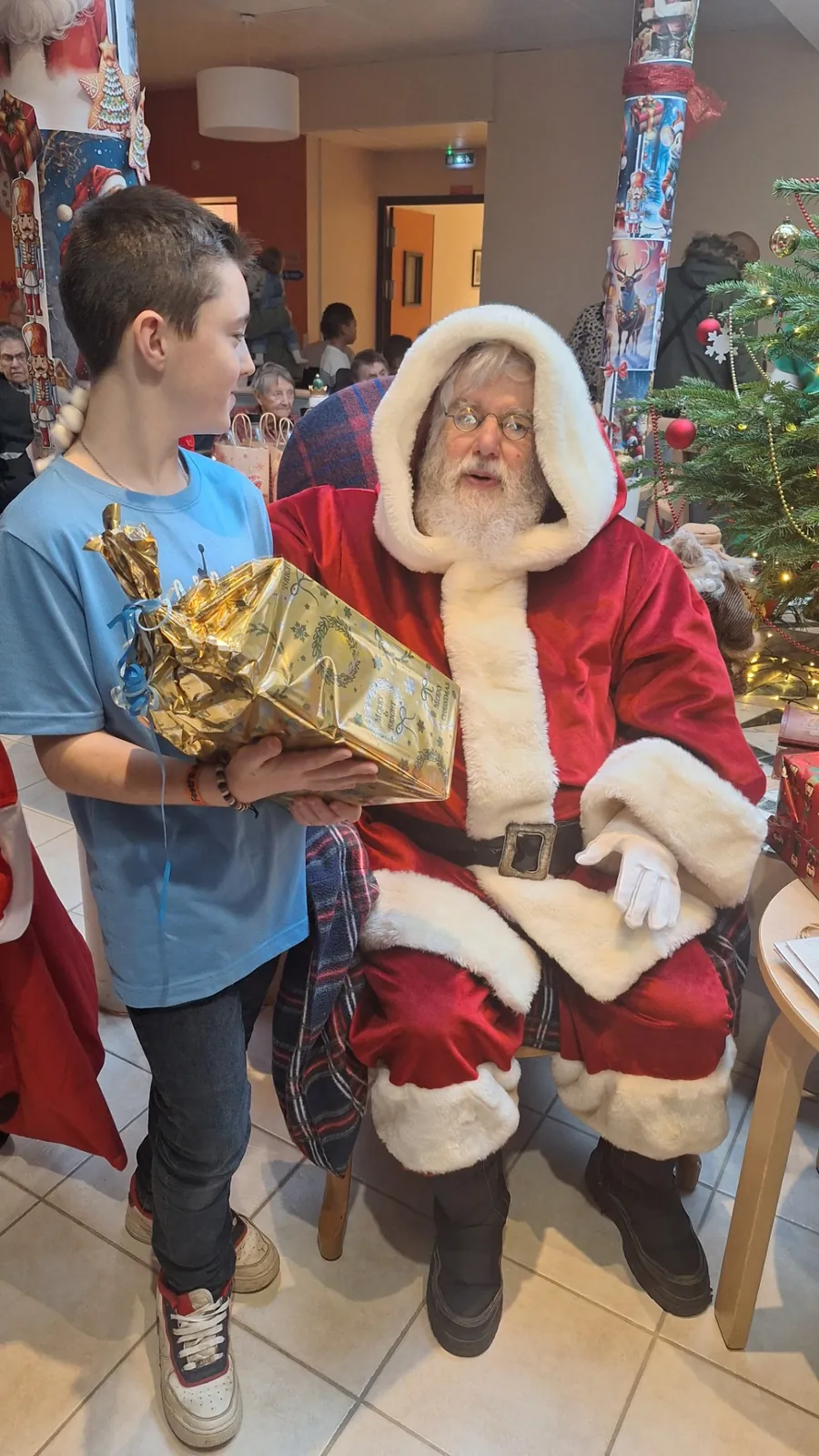 "Féérie de Noël : Un Moment de Partage et de Joie à la Résidence"