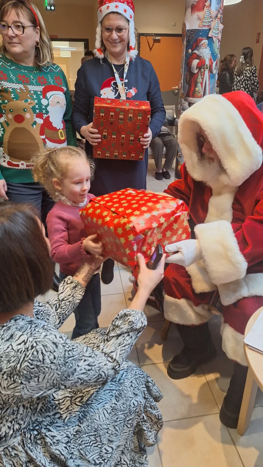 "Féérie de Noël : Un Moment de Partage et de Joie à la Résidence"
