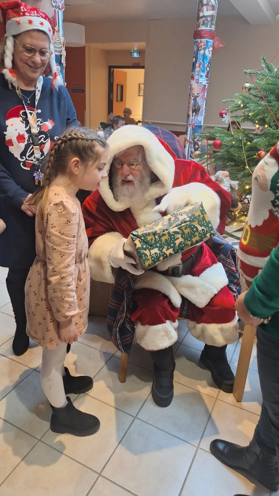 "Féérie de Noël : Un Moment de Partage et de Joie à la Résidence"