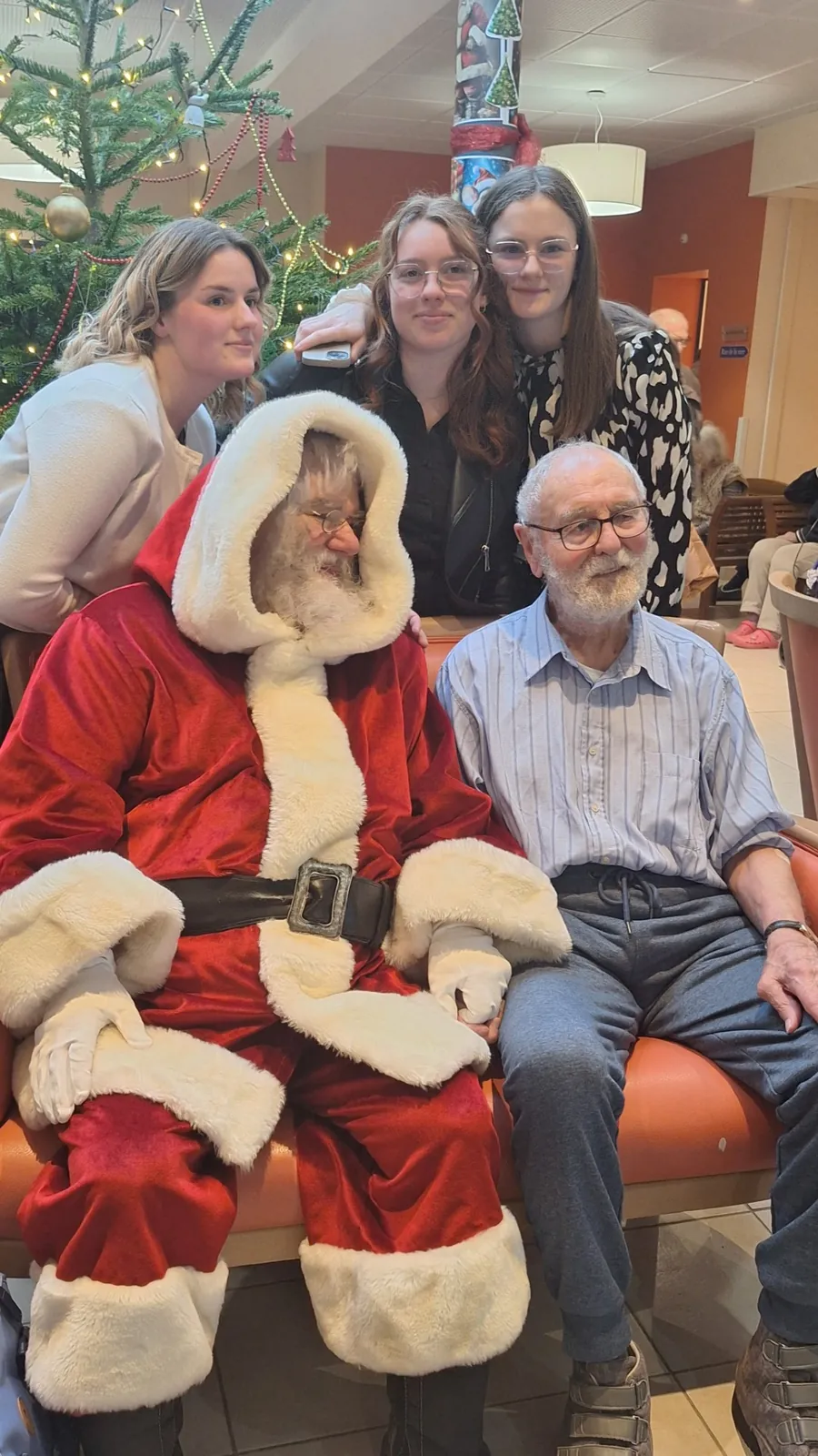 "Féérie de Noël : Un Moment de Partage et de Joie à la Résidence"
