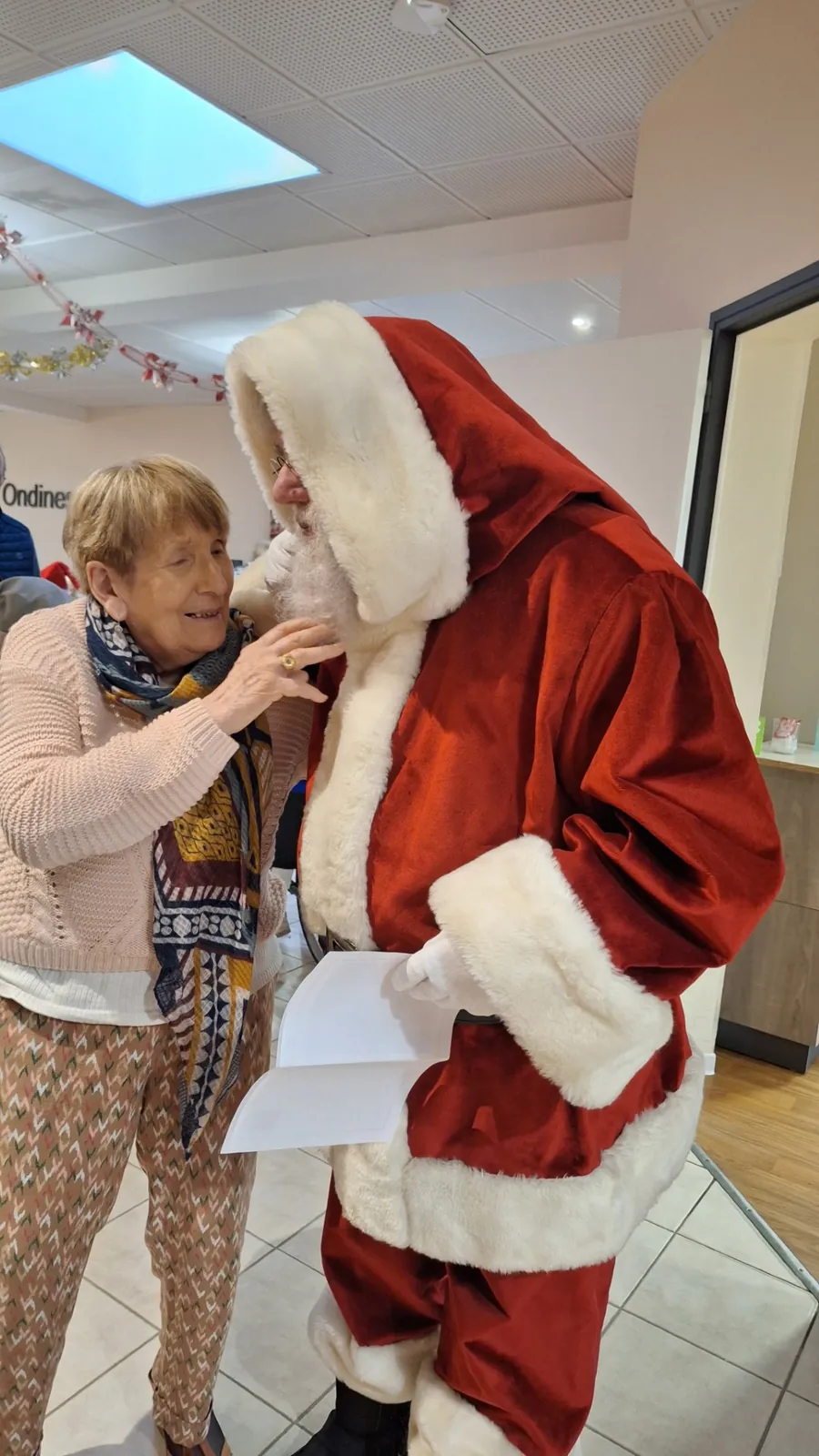 "Féérie de Noël : Un Moment de Partage et de Joie à la Résidence"