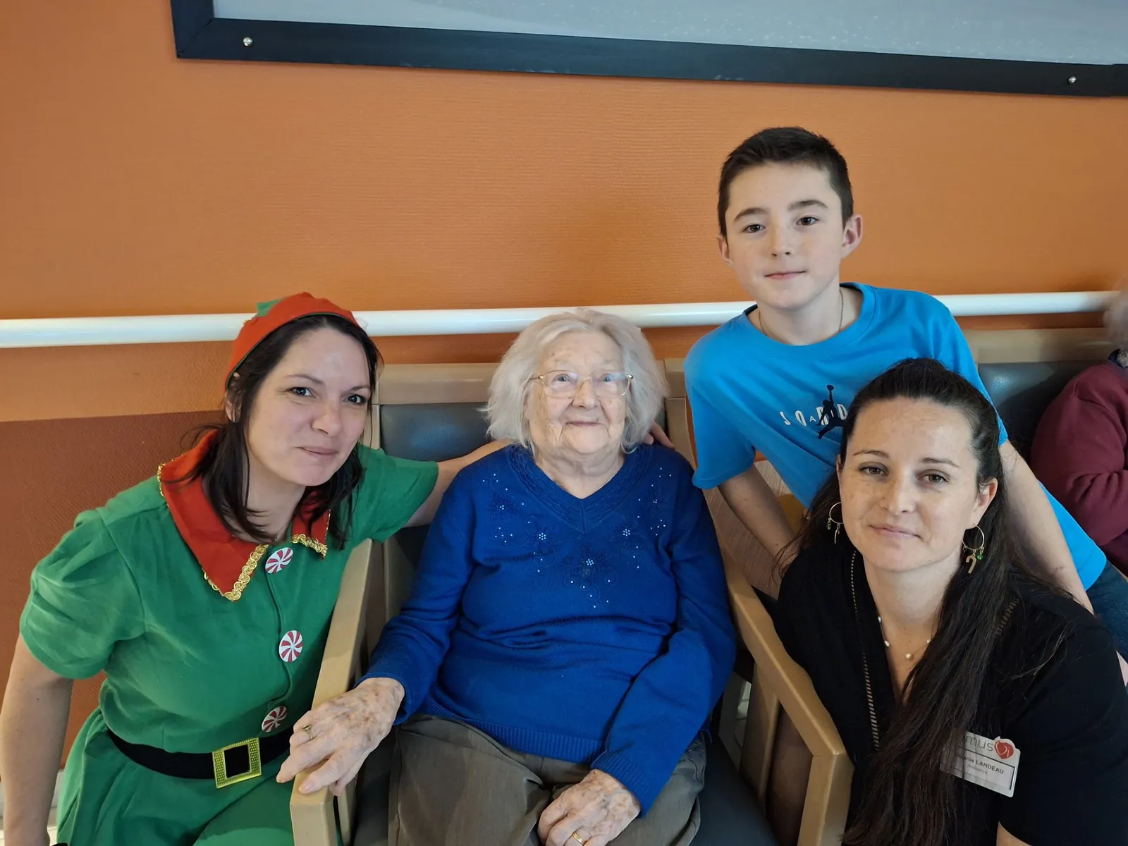 "Féérie de Noël : Un Moment de Partage et de Joie à la Résidence"