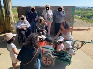 Sortie intergénérationnelle à la cueillette de Jumeauville : un moment de partage et de nature !