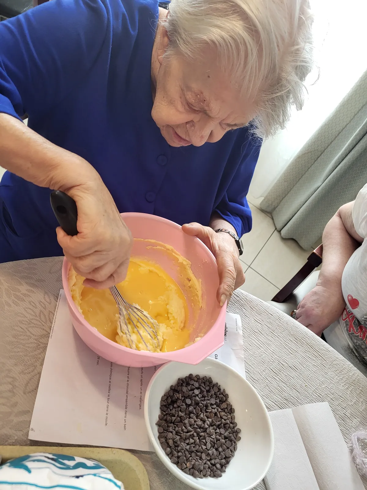 L’atelier culinaire : quand le chocolat rassemble les résidents 