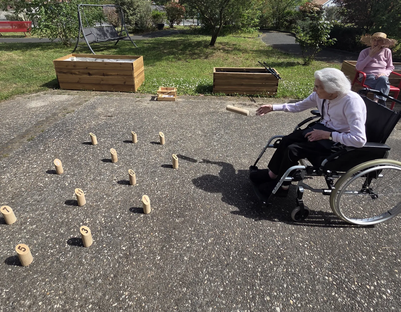 Après-midi détente : partie de Mölkky au jardin