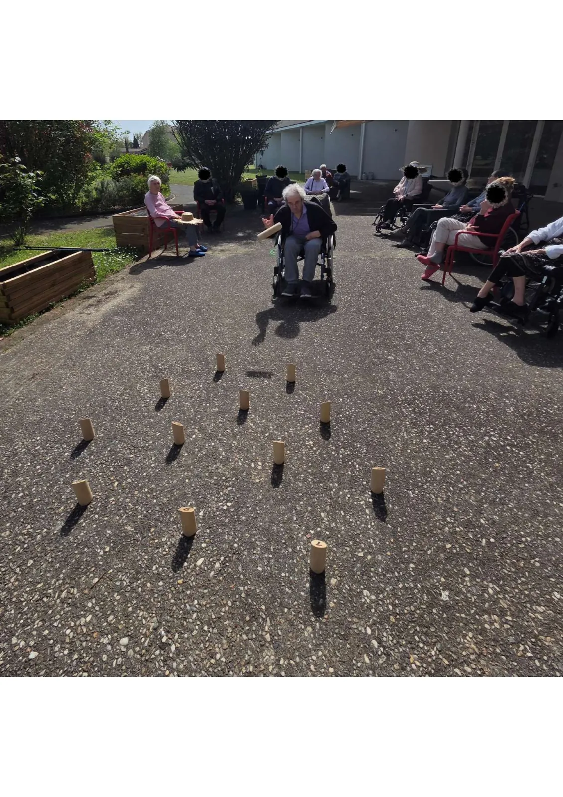 Après-midi détente : partie de Mölkky au jardin