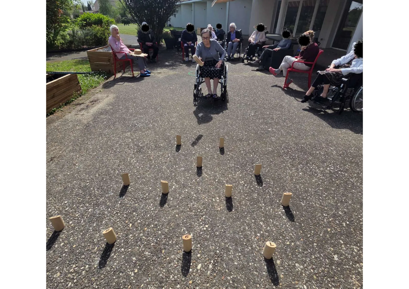 Après-midi détente : partie de Mölkky au jardin