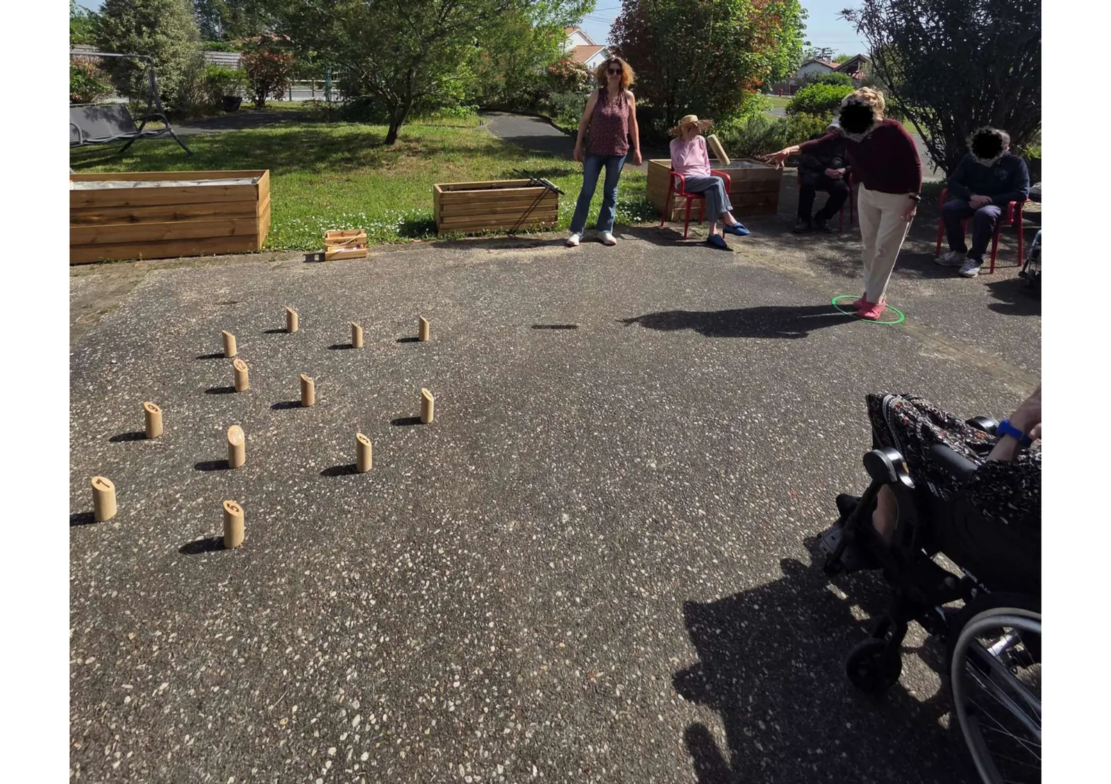 Après-midi détente : partie de Mölkky au jardin