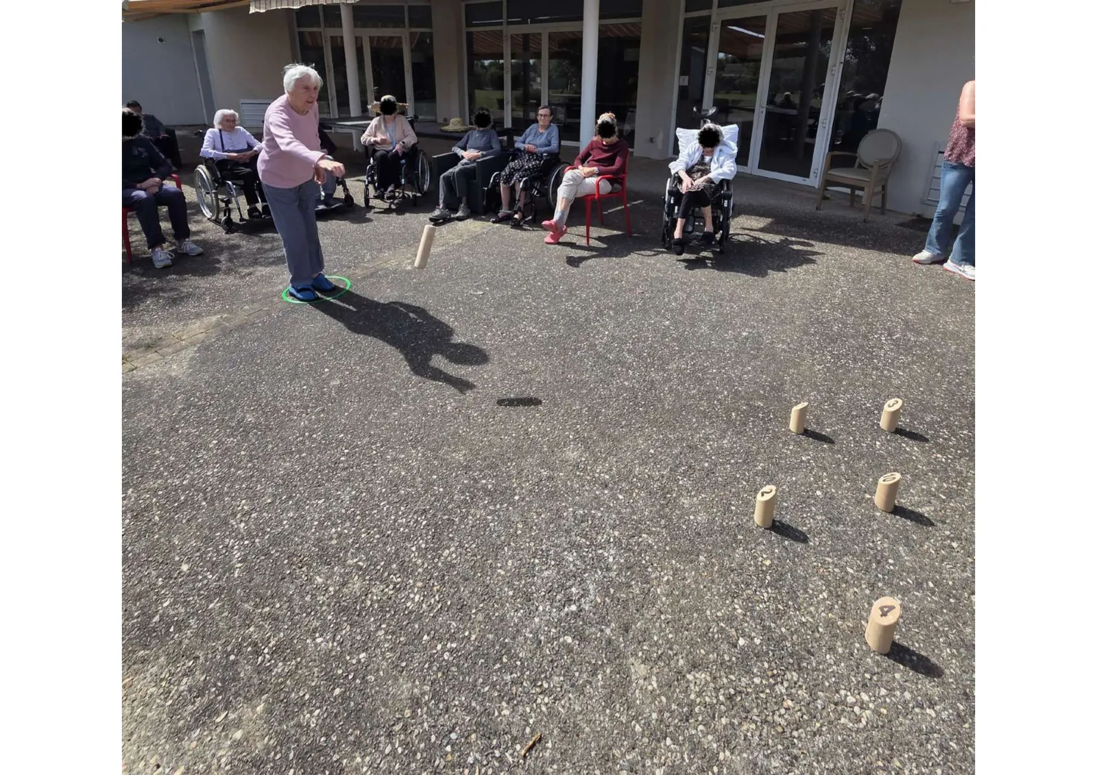 Après-midi détente : partie de Mölkky au jardin