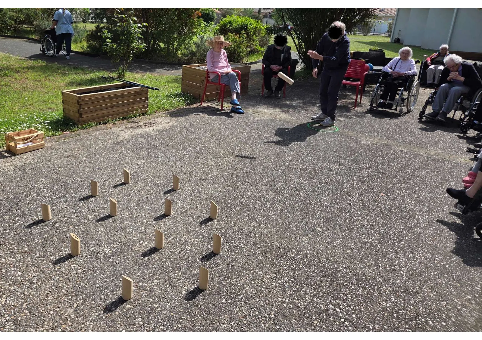 Après-midi détente : partie de Mölkky au jardin