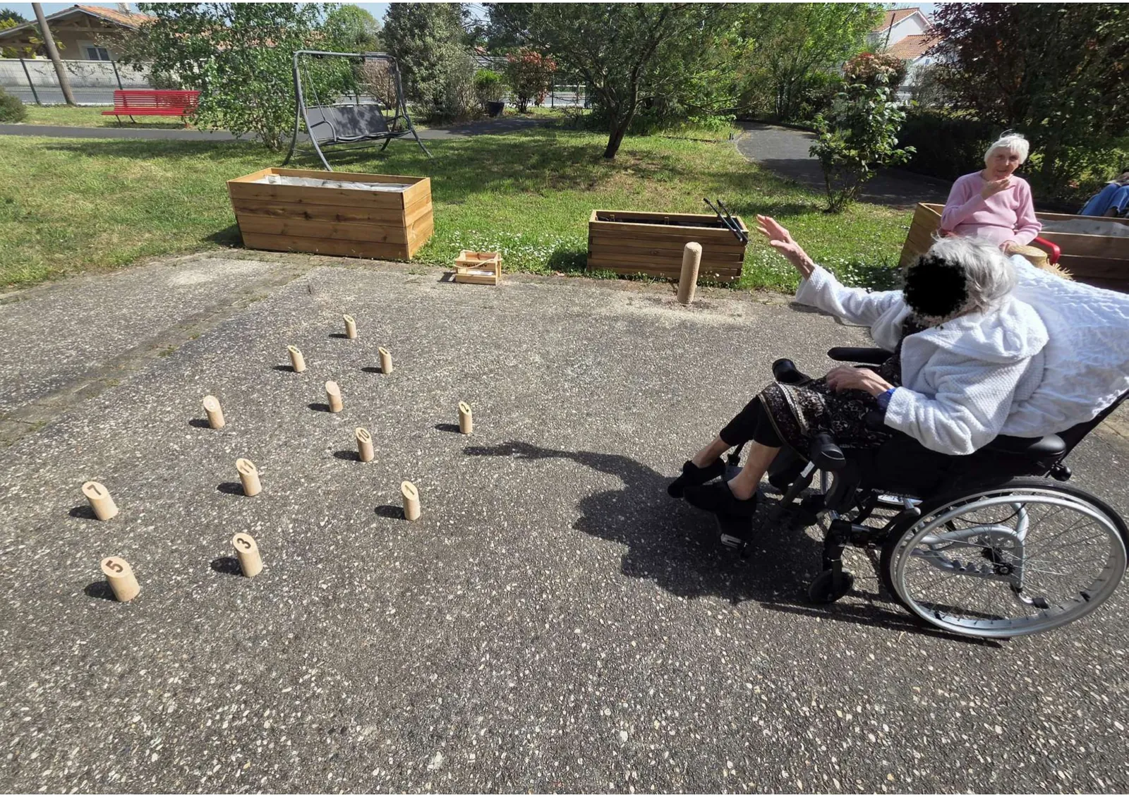 Après-midi détente : partie de Mölkky au jardin