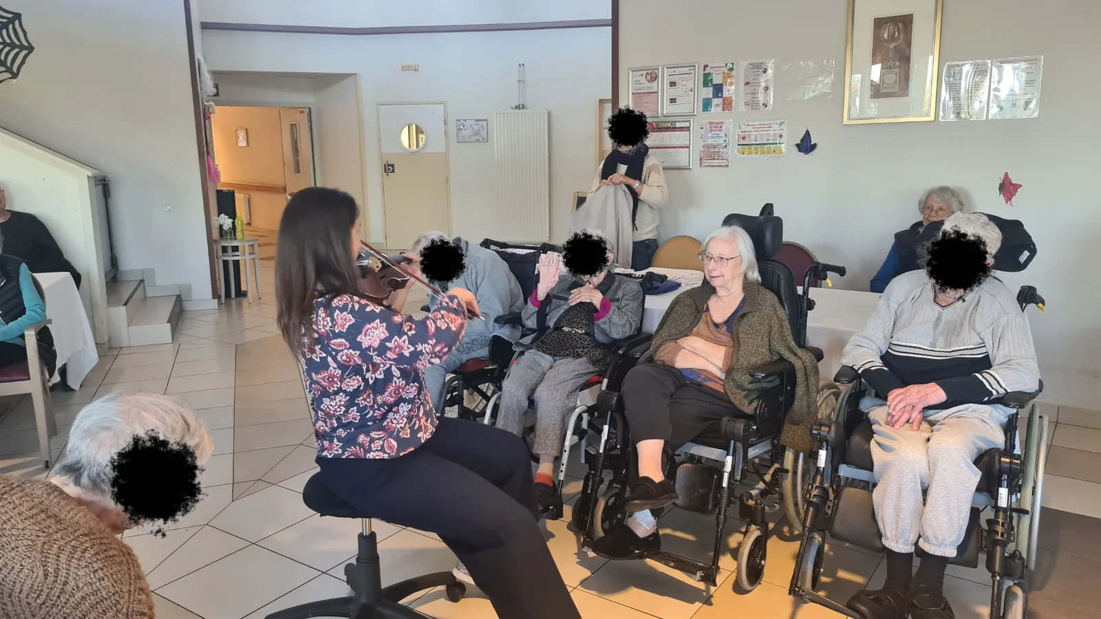 Vibrations partagées : musicothérapie en grand groupe
