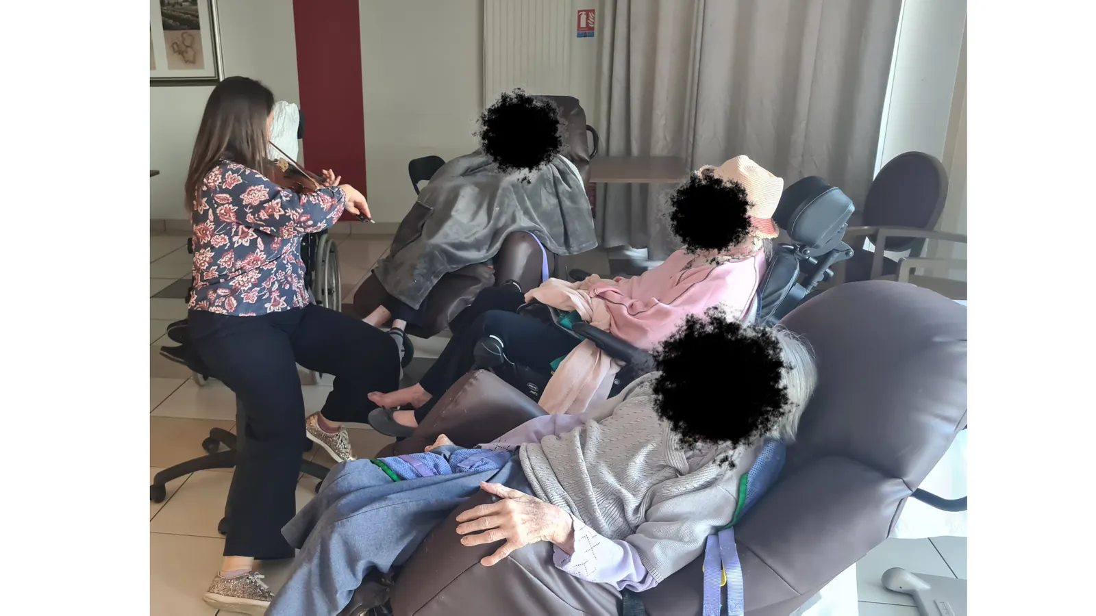 Vibrations partagées : musicothérapie en grand groupe