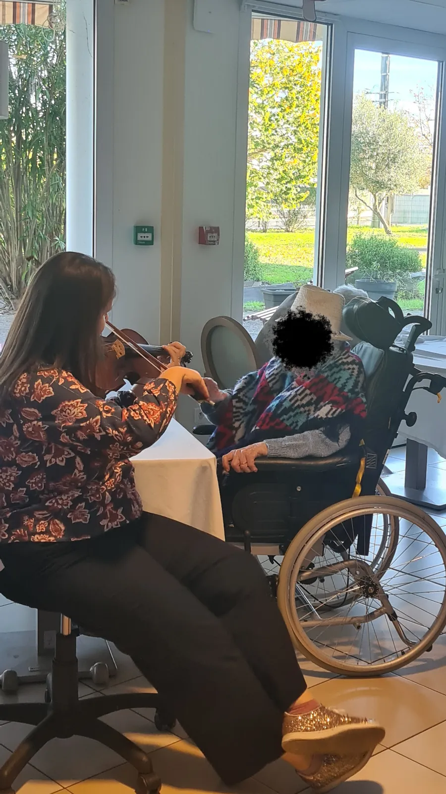 Vibrations partagées : musicothérapie en grand groupe