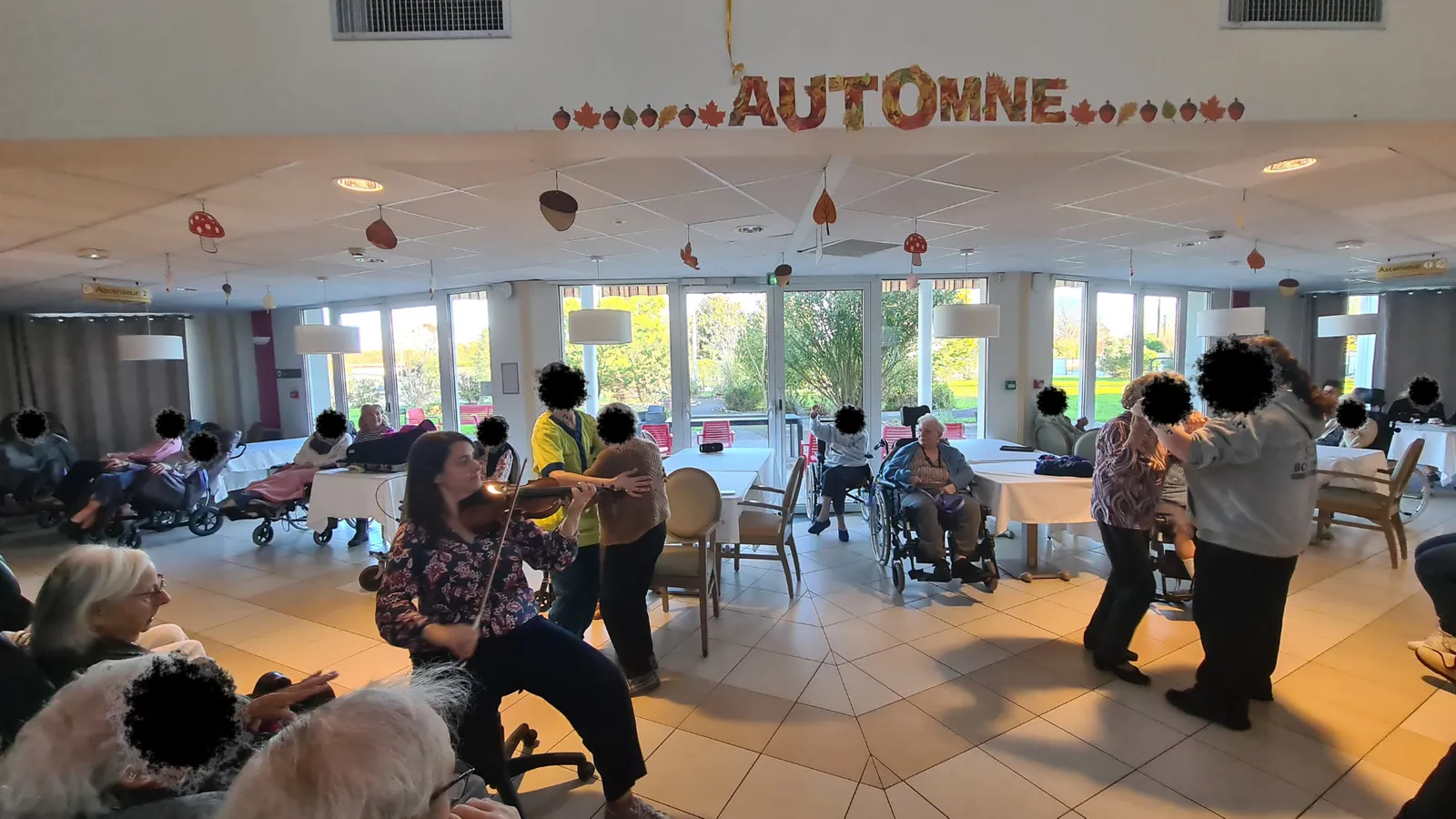 Vibrations partagées : musicothérapie en grand groupe