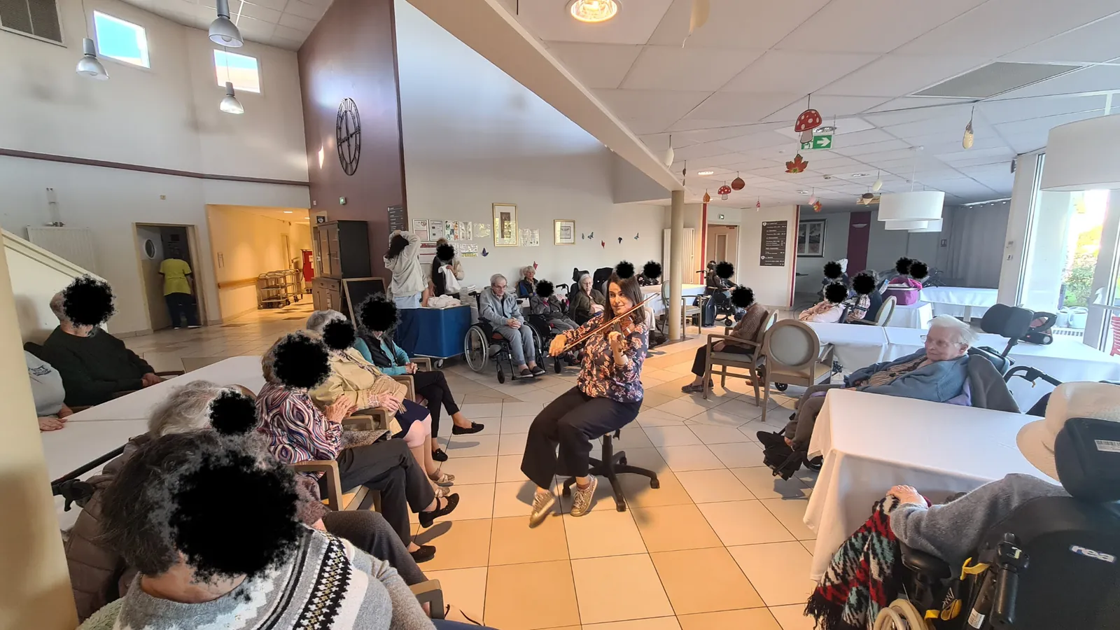 Vibrations partagées : musicothérapie en grand groupe