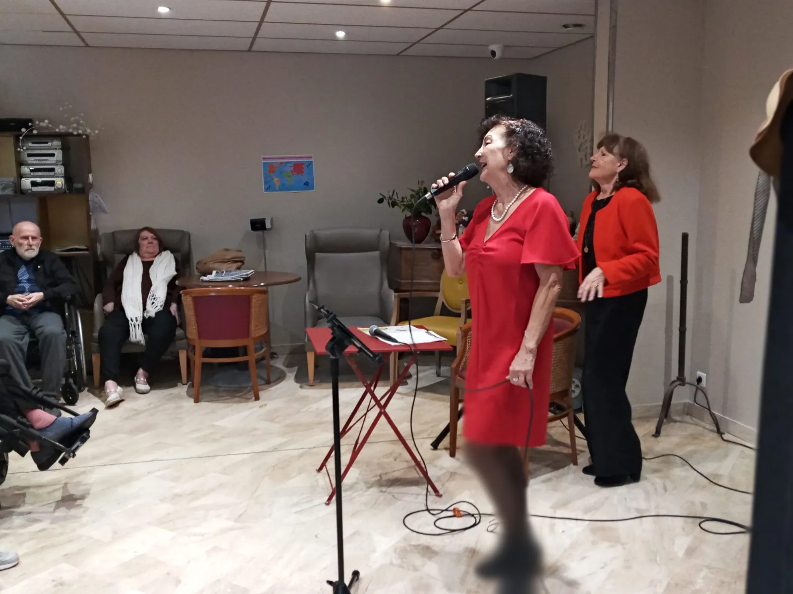 CHANTS ET THEATRE A LA RESIDENCE LES BLACASSINS 