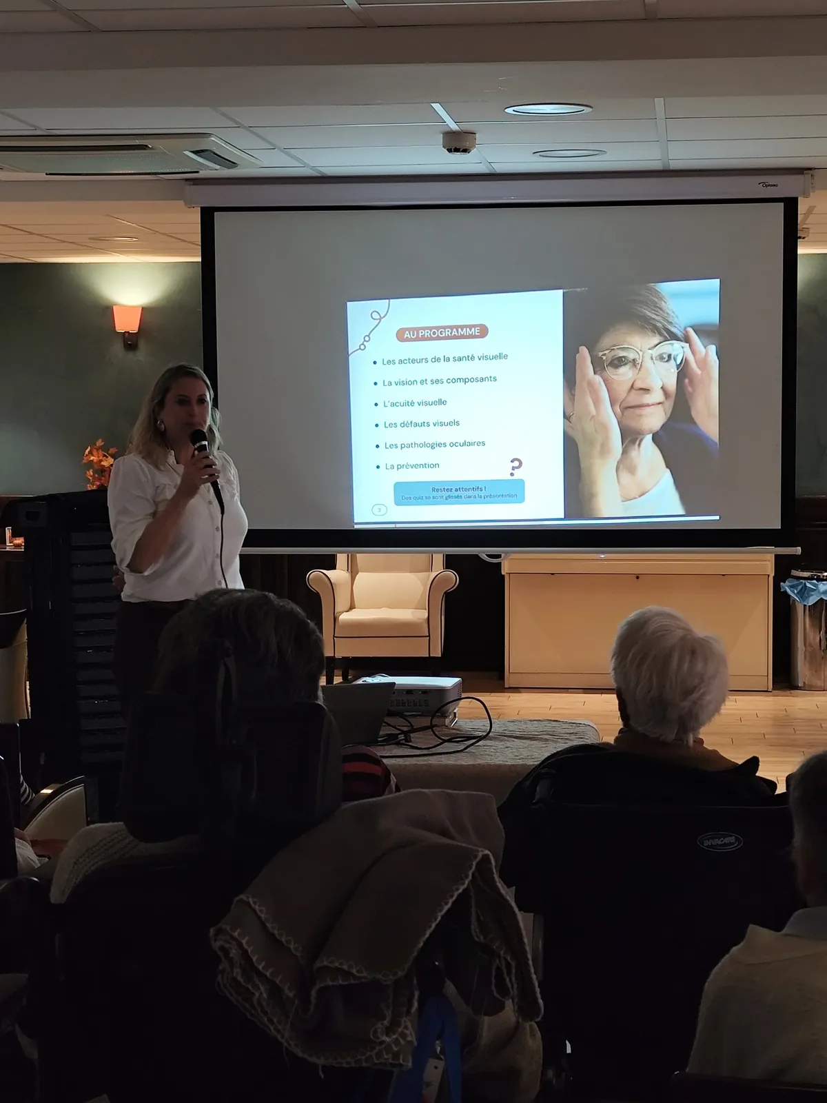 Conférence avec l'opticienne mobile 