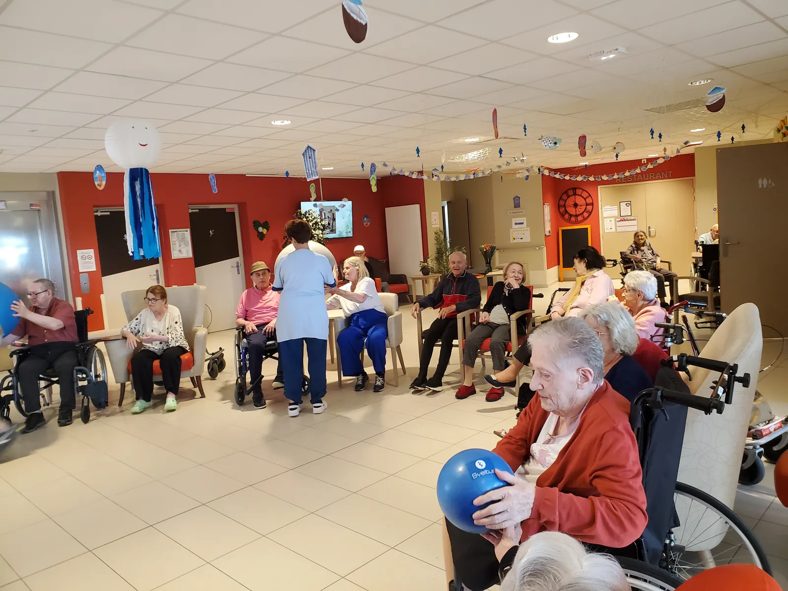 Atelier de Gym Douce Animé par Alexandre : Un Moment de Joie et de Partage avec les Résidents