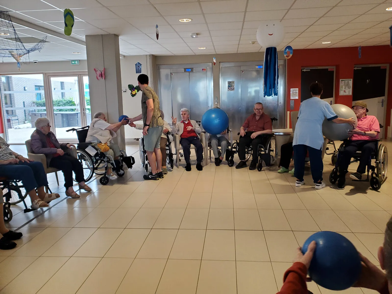 Atelier de Gym Douce Animé par Alexandre : Un Moment de Joie et de Partage avec les Résidents
