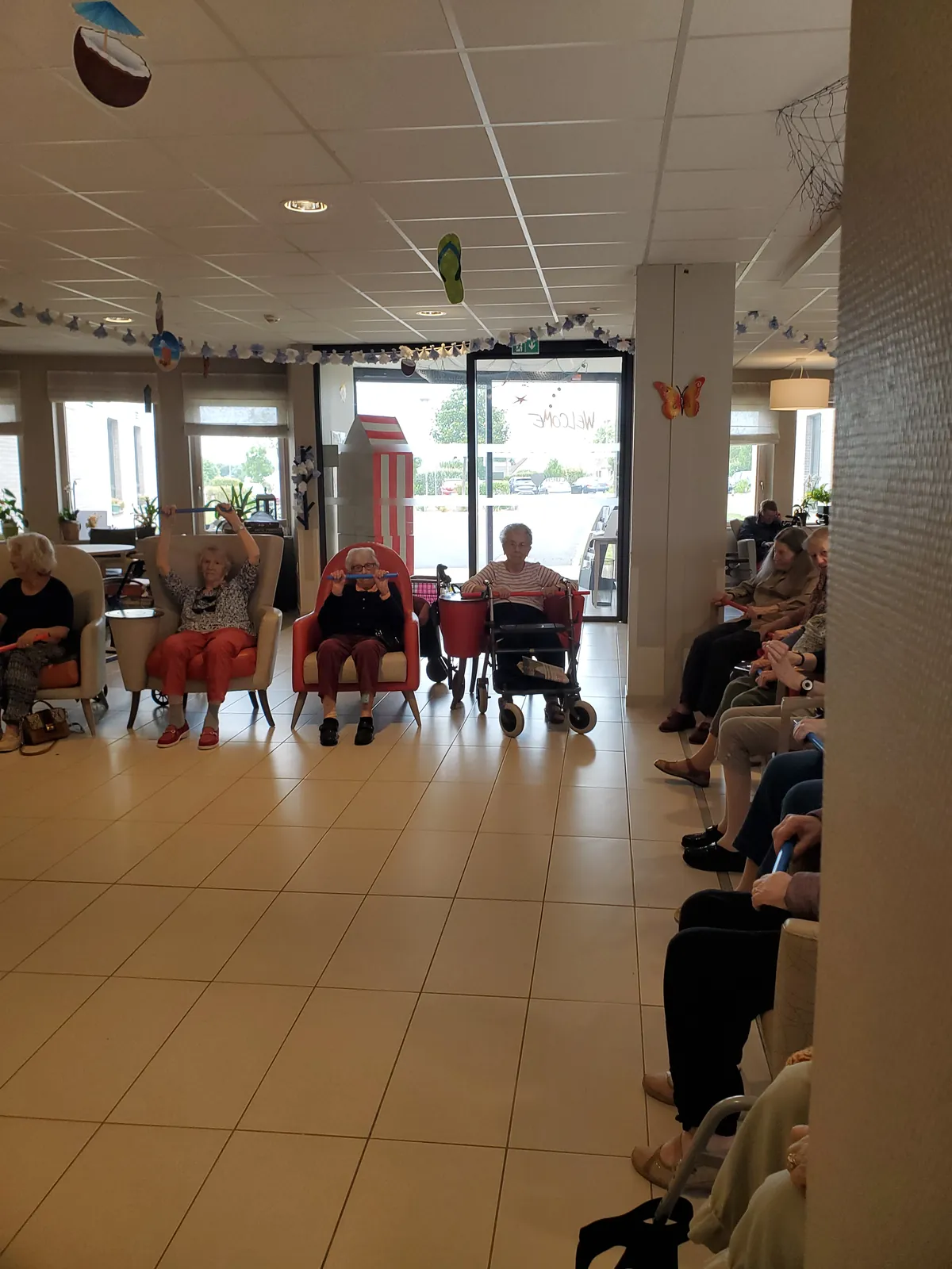 Atelier de Gym Douce Animé par Alexandre : Un Moment de Joie et de Partage avec les Résidents